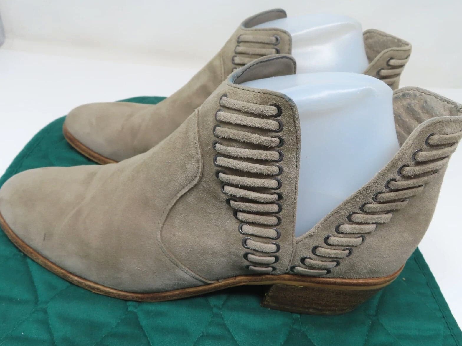 Vince Camuto Women's Pevista Boot Size 7 Tan Taupe Suede Block Heel Cutout