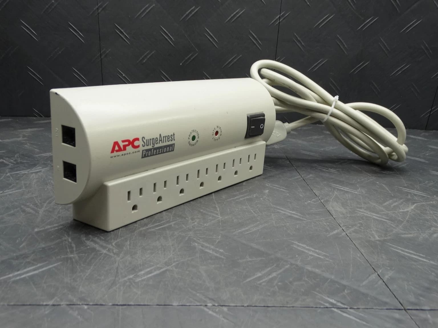APC SurgeArrest Professional 7-Outlet 120V Surge Protector - PRO7T